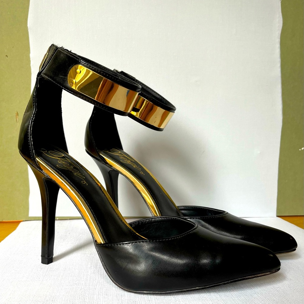 Hot!! 👀 Never worn. Still in original box.